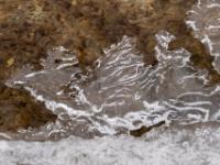 Drachenförmige Eisformation über dem fließenden Lochgrabenbach